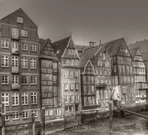 Hohe Hachwerkhäuserreihe an einem Kanal, historisches schwarz-weiß Bild