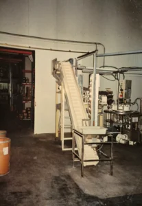 Alte Produktionsanlage mit Förderband