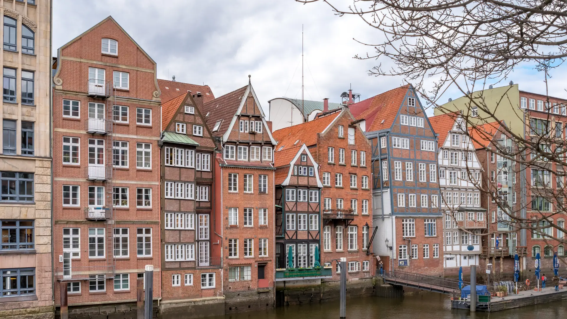 Hihe Fachwerkhäuserreihe an einem Kanal