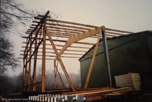 Holzständerwerk einer neuen Halle im Bau