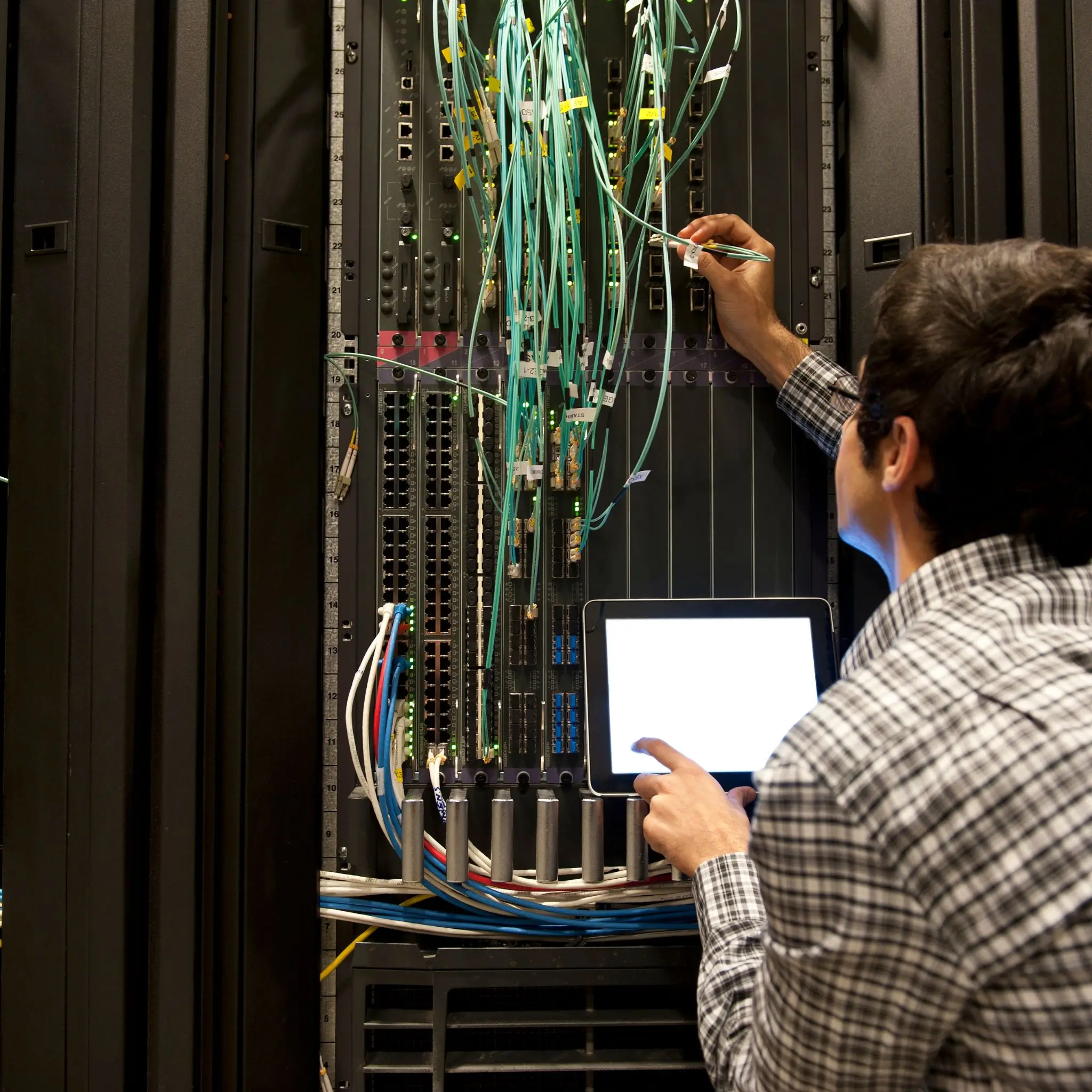 IT-Mitarbeiter arbeitet an einer Verkabelung