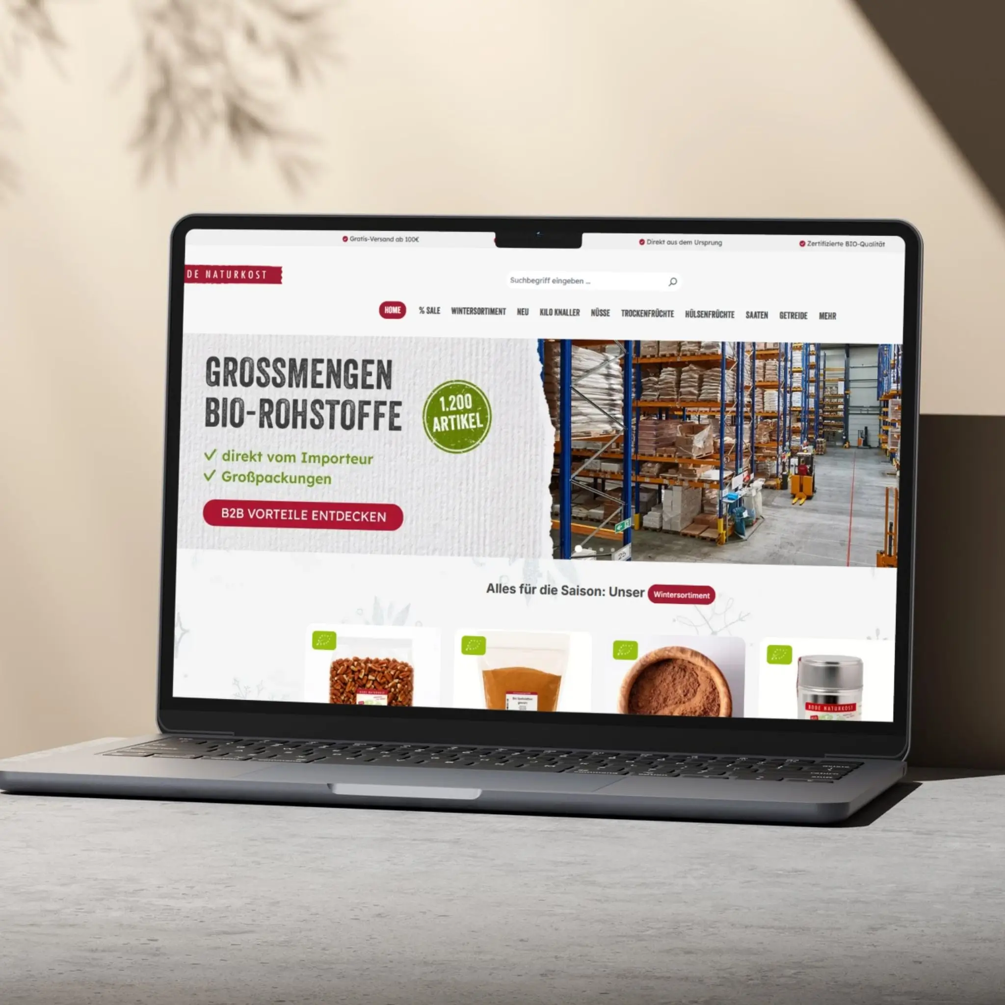 Aufgeklappter Laptop mit dem Online-Shop von Bode Naturkost auf dem Bildschirm