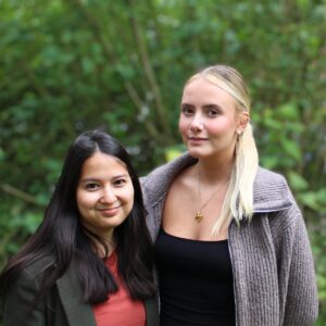 Natthaly und Michelle Portrait von Natthaly und Michelle draußen vor grünem unscharfem Hintergrund