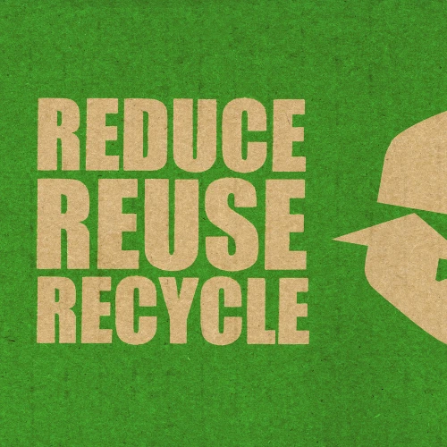 Ein Teil eines bedruckten Kartons mit den Worten reduce, reuse, recycle
